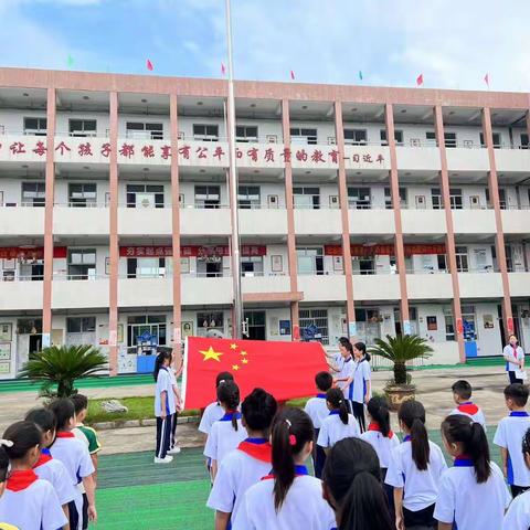 观看天安门广场国庆升旗仪式