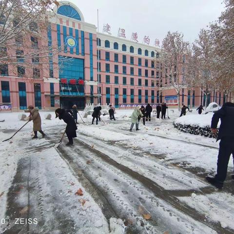 “初雪满齐鲁，除雪暖人心”