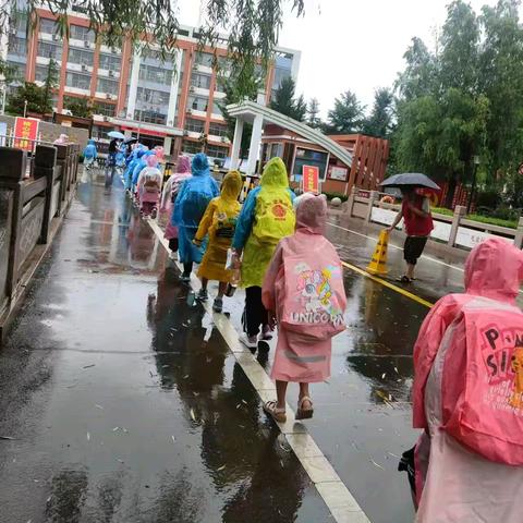 “风雨无阻护学岗，暖心守护平安路”莒县第四实验小学五四中队家长真情护学记