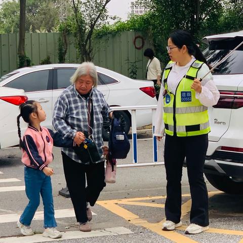 花开四月，暖心护学——记大A班家长志愿者活动