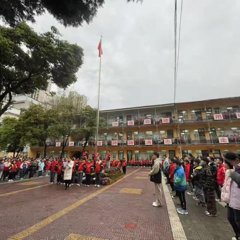 践行交通安全 守护生命之路——镇平二小交通安全主题升旗仪式