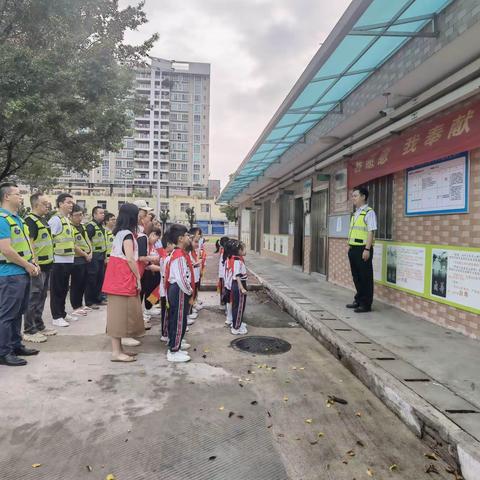 撑起平安伞——南城阳光第三小学 一（6）班爱心护学岗