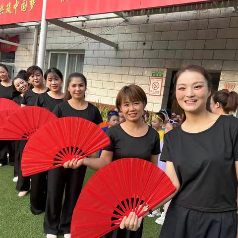 人民街道园里堡社区开展“传承感恩畅未来 起航追梦共成长”红歌联唱庆七一主题活动