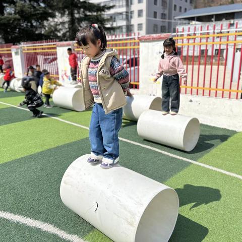 《好玩的报纸》——清平镇中心幼儿园李祥分园大班户外自主游戏