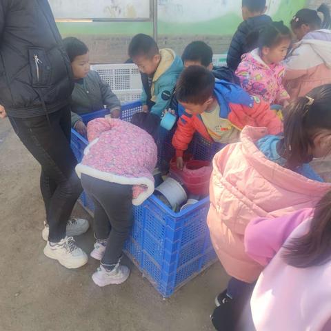 清平镇中心幼儿园大班户外观察记录之沙池游戏