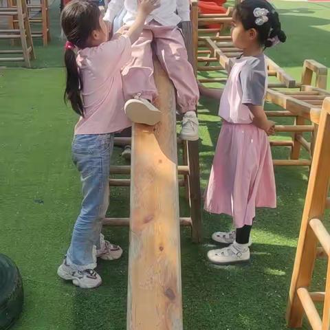 清平镇中心幼儿园大一班户外游戏之快乐玩耍攀爬架