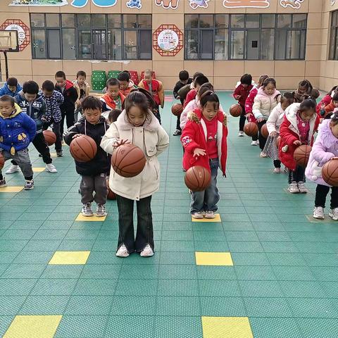 【石桥镇黑龙幼儿园】户外游戏——（玩转篮球，点亮童心）