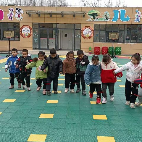 【石桥镇黑龙集中心幼儿园——户外游戏“两人三足”】