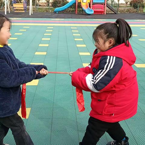 【石桥镇黑龙集中心幼儿园】户外游戏——《拔河》