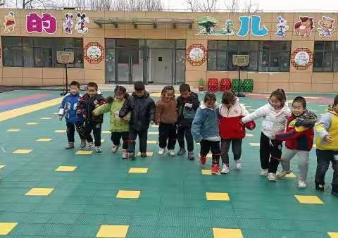 【石桥镇黑龙集中心幼儿园】—户外游戏“两人三足”