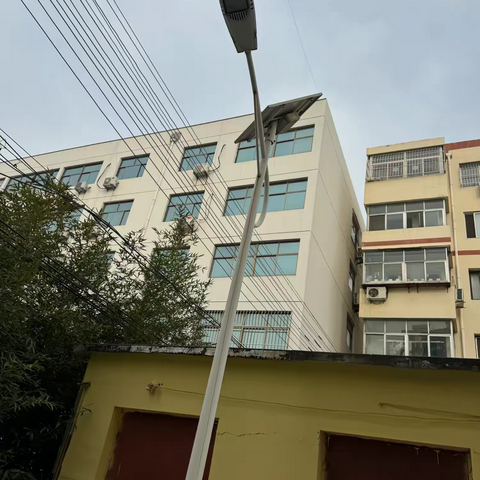 榆山街道五岭社区：更换路灯展新颜  照亮“居民幸福路”