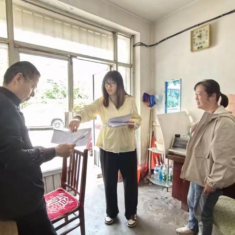 榆山街道五岭社区：“五一”我在岗 服务不打烊