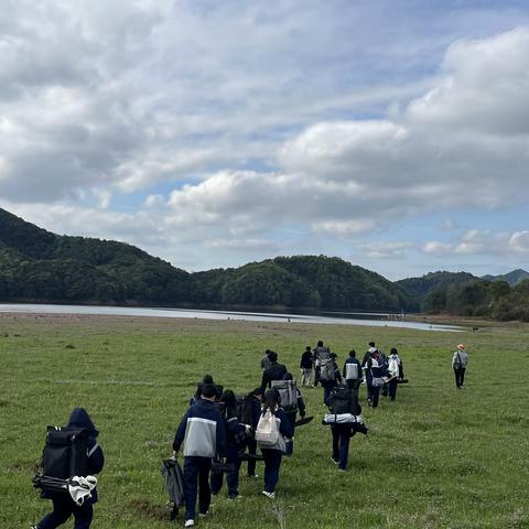 弋阳二中美术生樟树墩春季写生活动