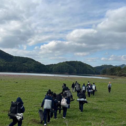 弋阳二中美术生樟树墩春季写生活动