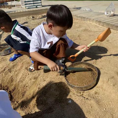 沙池蛋糕——汇鑫街道中心幼儿园中班沙池区游戏故事