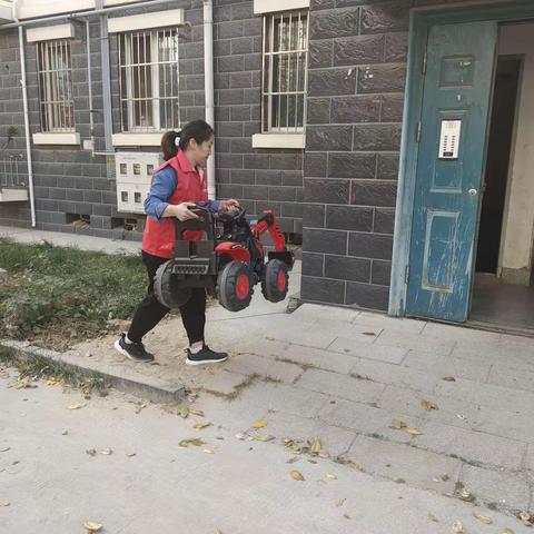 【锦水街道锦祥园社区】职责进社区  清理小区杂物飞线 消除安全隐患