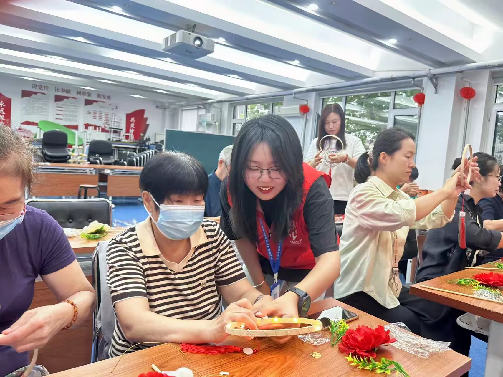 简篇-月圆人团圆,巧手制灯笼——无影山街道社工站开展中秋花灯制作活动
