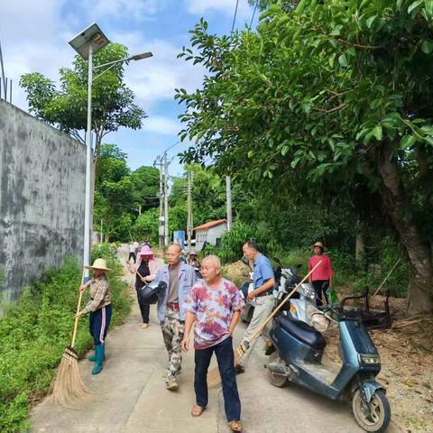 和庆镇美万村委会开展迎国庆卫生大整治活动