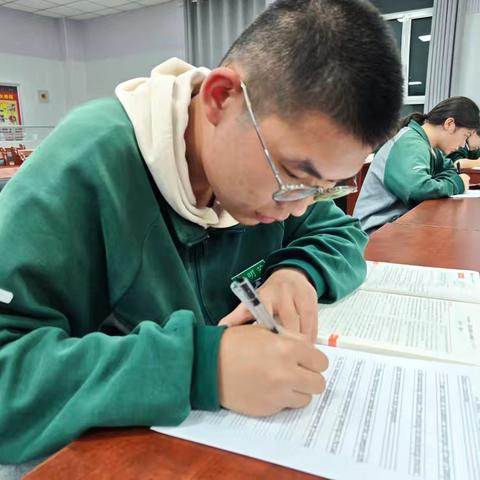 Wisdom at the Fingertips, Brilliance on the Paper 高三年级英语书写大赛活动