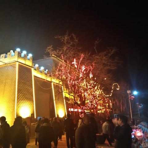 2024年正月十五 七峰山放烟花 希望是火，生活是烟。人间烟火气，最抚凡人心，向烟花许个愿“烟花像星辰，所愿皆成真”可爱人间烟火，平安喜乐万朵。