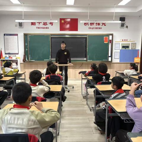 新华公学小学部家长进课堂：足球赛前专业指导活动
