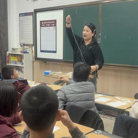 新华公学小学部家长进课堂：祈福小手串 祈祷新的一年平安顺遂