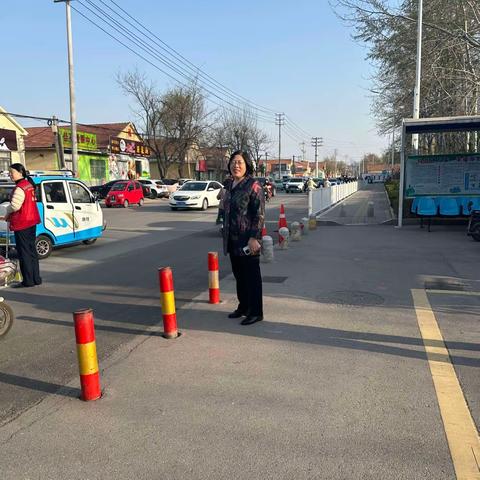 春日护学岗，温情暖校园