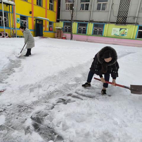 初雪满校园 扫雪护安全——大虎沟幼儿园扫雪除冰记