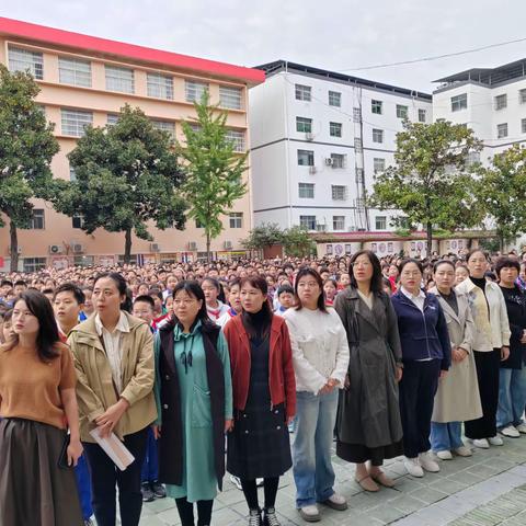 国旗飘扬，伴我成长！一淅川县第一小学升旗仪式纪实