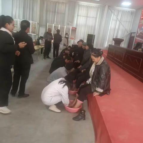也克先拜巴扎镇中心卫生院为床祝中华优秀传统文化节日“重阳节”开展了关爱老人一份爱心系列主题活动
