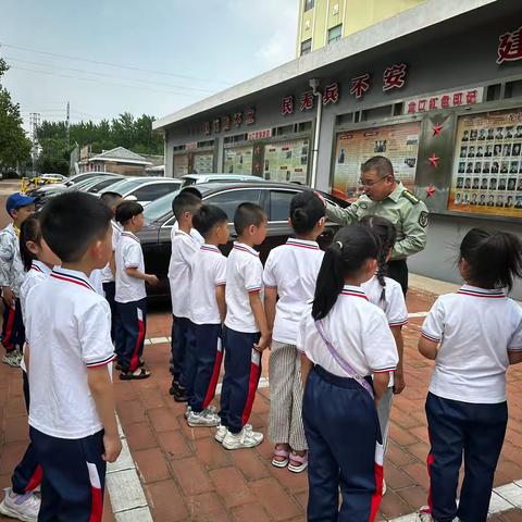 感热血军魂 筑强国之梦 ——实验小学一年级十九班走进龙口武装部队实践活动