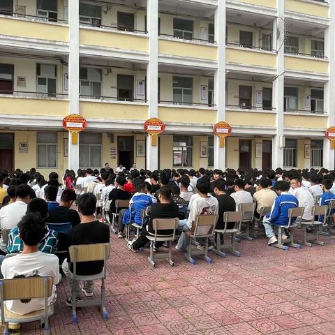 浅夏促膝话成长，同心育人向未来——诏安县第二实验中学举行八年级学生大会暨学生表彰和安全教育会