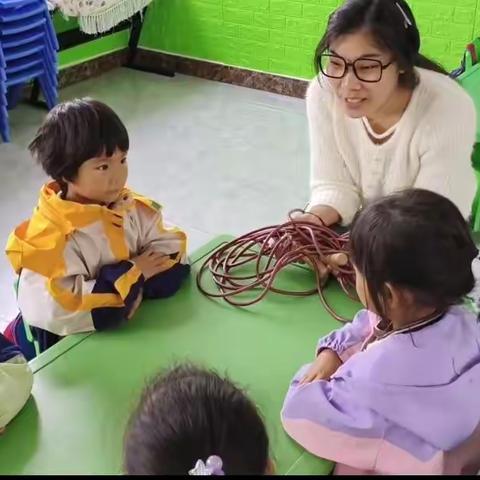 鸿英幼儿园户外活动