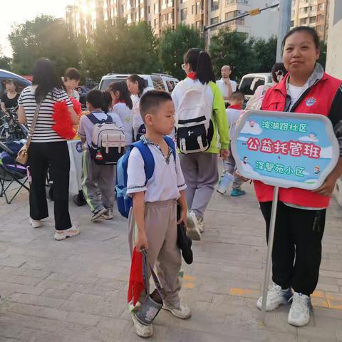 用心“护学”为爱“站岗”