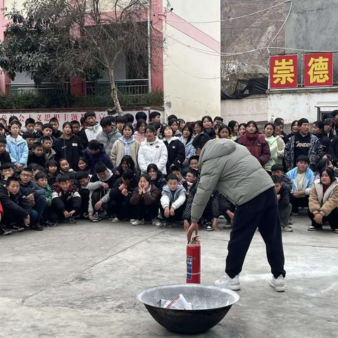 绷紧安全弦 筑牢“防火墙”——透防九年制学校开展灭火器安全使用操作培训