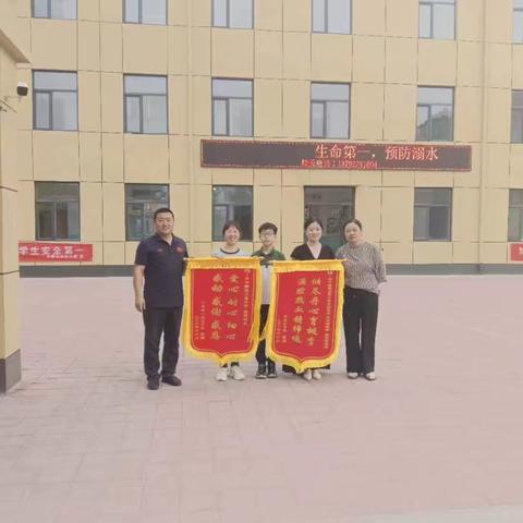 【全环境立德树人】家长送锦旗，情意暖人心——乐陵市市中街道文昌小学家长送锦旗谢师恩