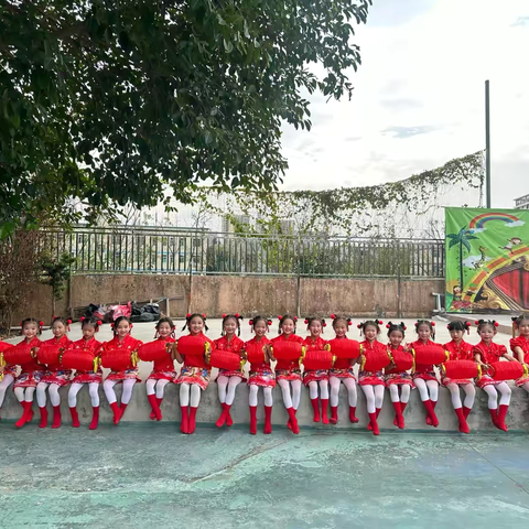 舞动童年，绽放梦想——记我校舞蹈社团的成长与收获