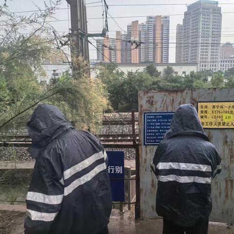 暴雨中坚守岗位 全力保障线路设备稳定