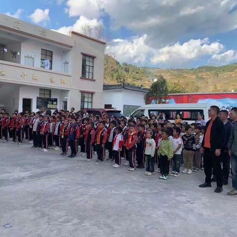 爱心捐赠 情暖校园——巍山县客货运输服务公司向民胜小学捐赠校园音响设备