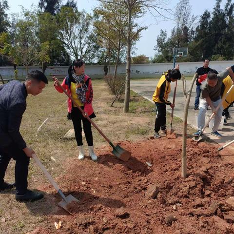 中共吴川市大山江中心小学总支部联合良美小学开展“春生万物，护绿先行”植树节劳动实践活动