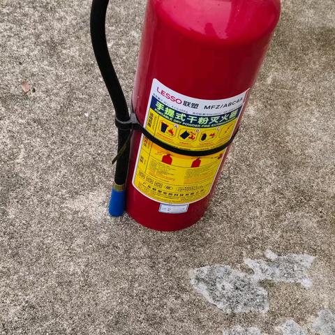 地震消防疏散演练，确保你我生命安全——记吴川市良美小学应急安全疏散演练