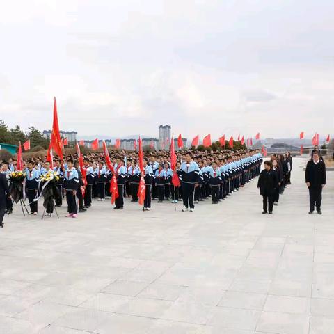 清明祭英烈 星火铸忠魂 ——珲春三中开展“清明祭英烈”主题党日活动