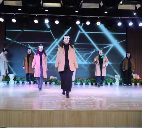 馨兰绽芳华   霓裳映春辉 ‍——兰州市第十五中学庆“三▪八”女教师时装秀 ‍ ‍