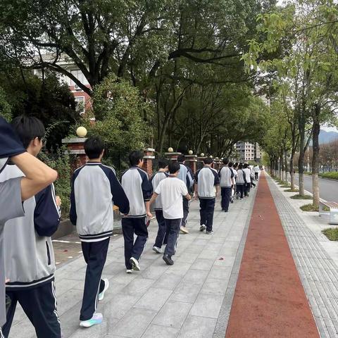高二13班爬山活动：亲近自然，强健体魄