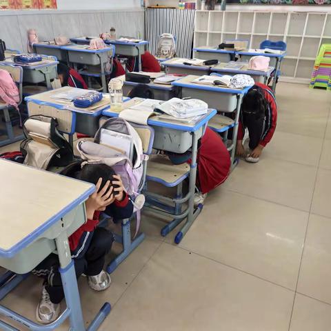 武川县第三小学:勿忘国耻，爱我中华——防空安全疏散演练活动纪实