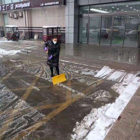 前屯社区  落实门前五包 各扫门前雪