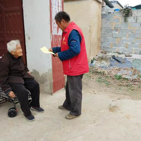孝直镇邱林村网格员，志愿者给老年人宣传防跌倒的安全知识