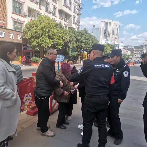 <p>‌老人摔倒特巡警及时救助