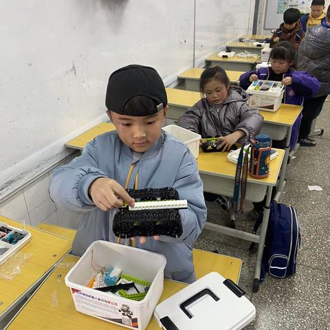 天津路小学机器人搭建社团