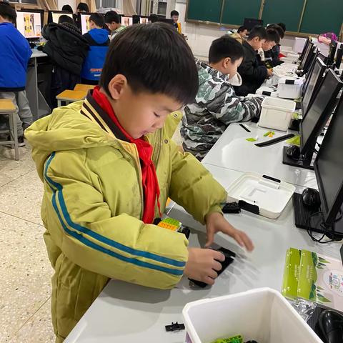 北二分机器人搭建社团